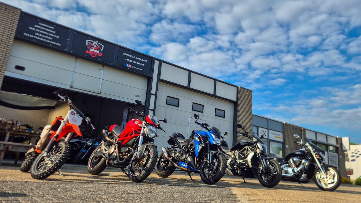 Vijf motoren op een rij voor de werkplaats van PK MOTO in Zeewolde
