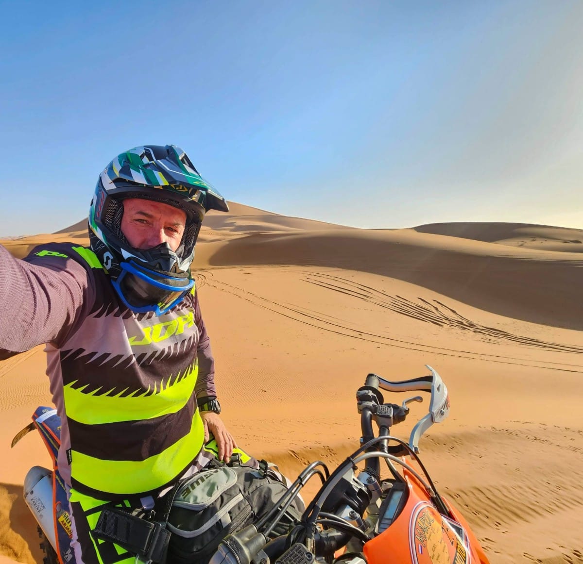 Piotr, motorfietsmonteur en eigenaar van PK MOTO, op zijn enduromotor
